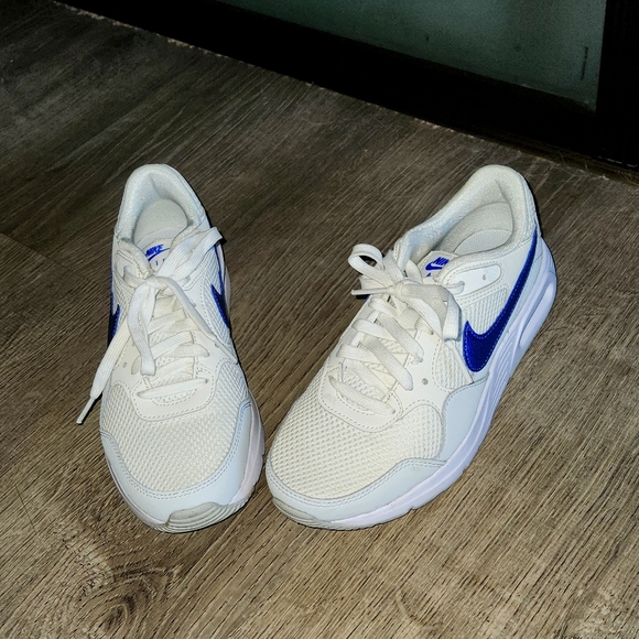 Nike Air Shoes - Picture 2 of 3